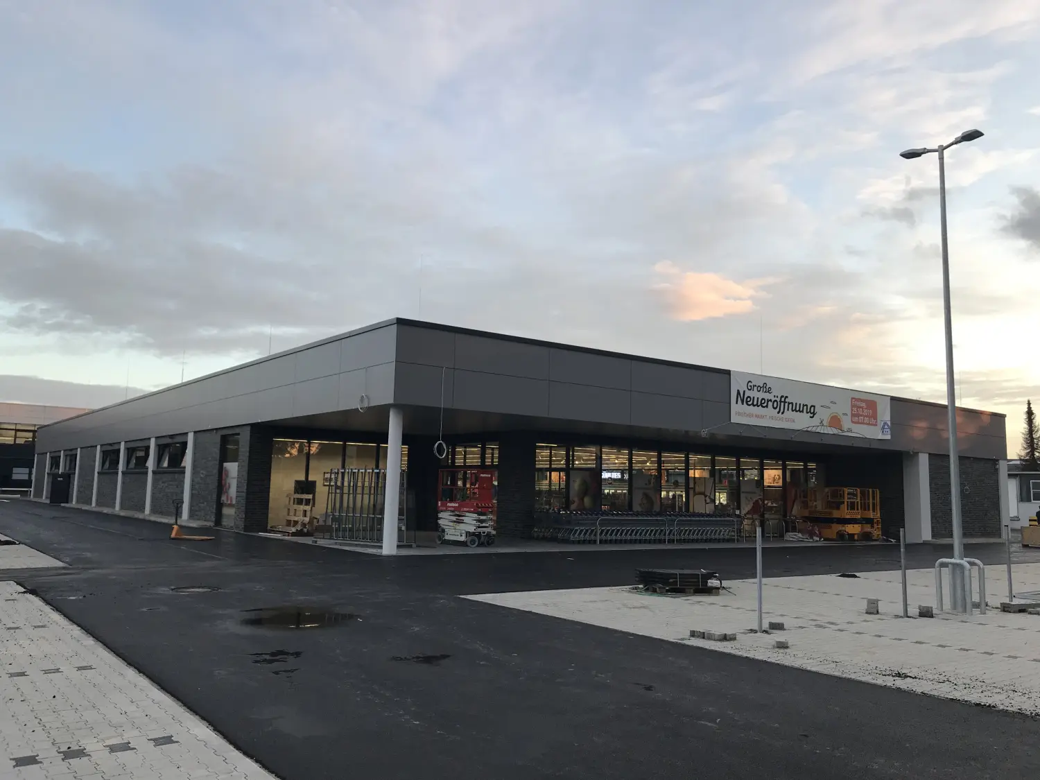 Neubau eines Supermarktes von Eid Architecture