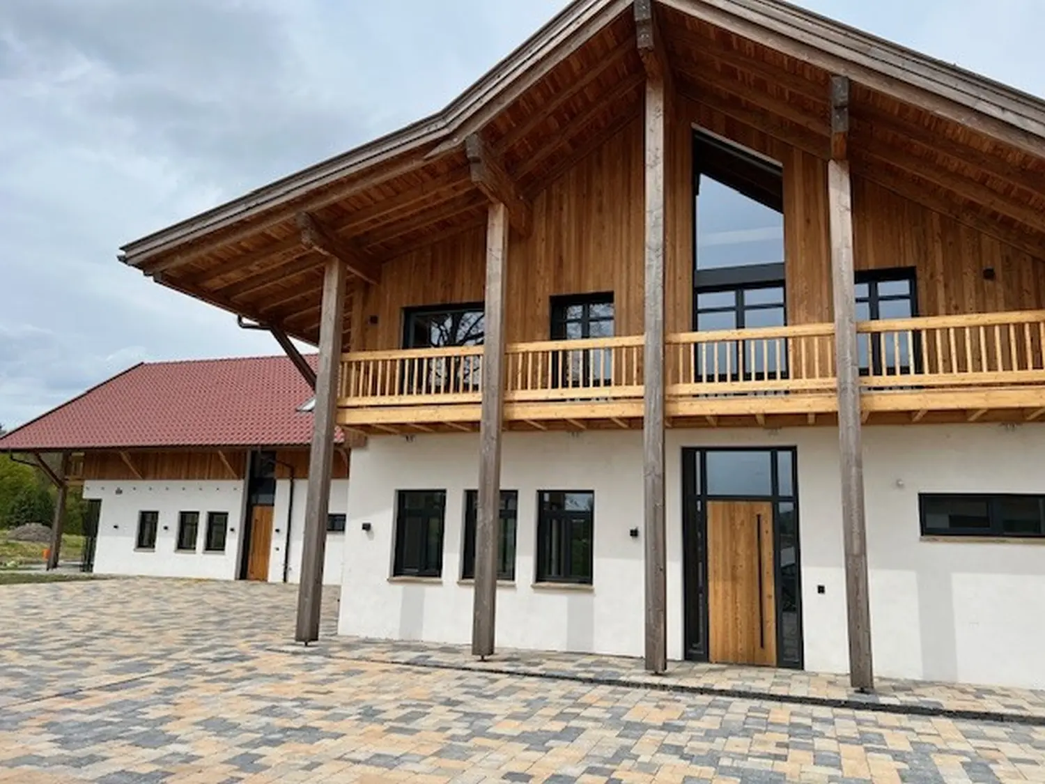 Neubau von drei Luxushäusern von Eid Architecture