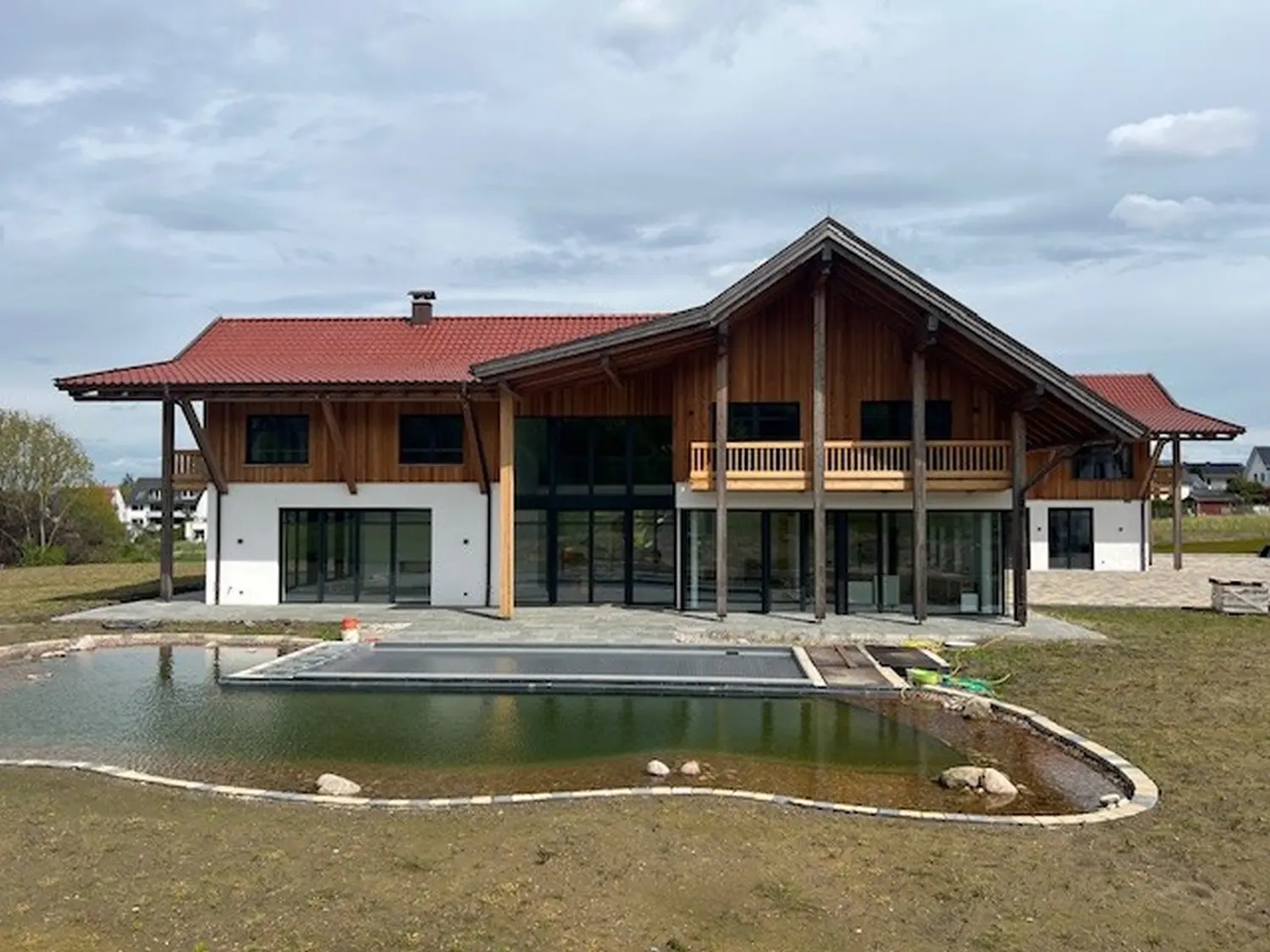 Neubau von drei Luxushäusern von Eid Architecture