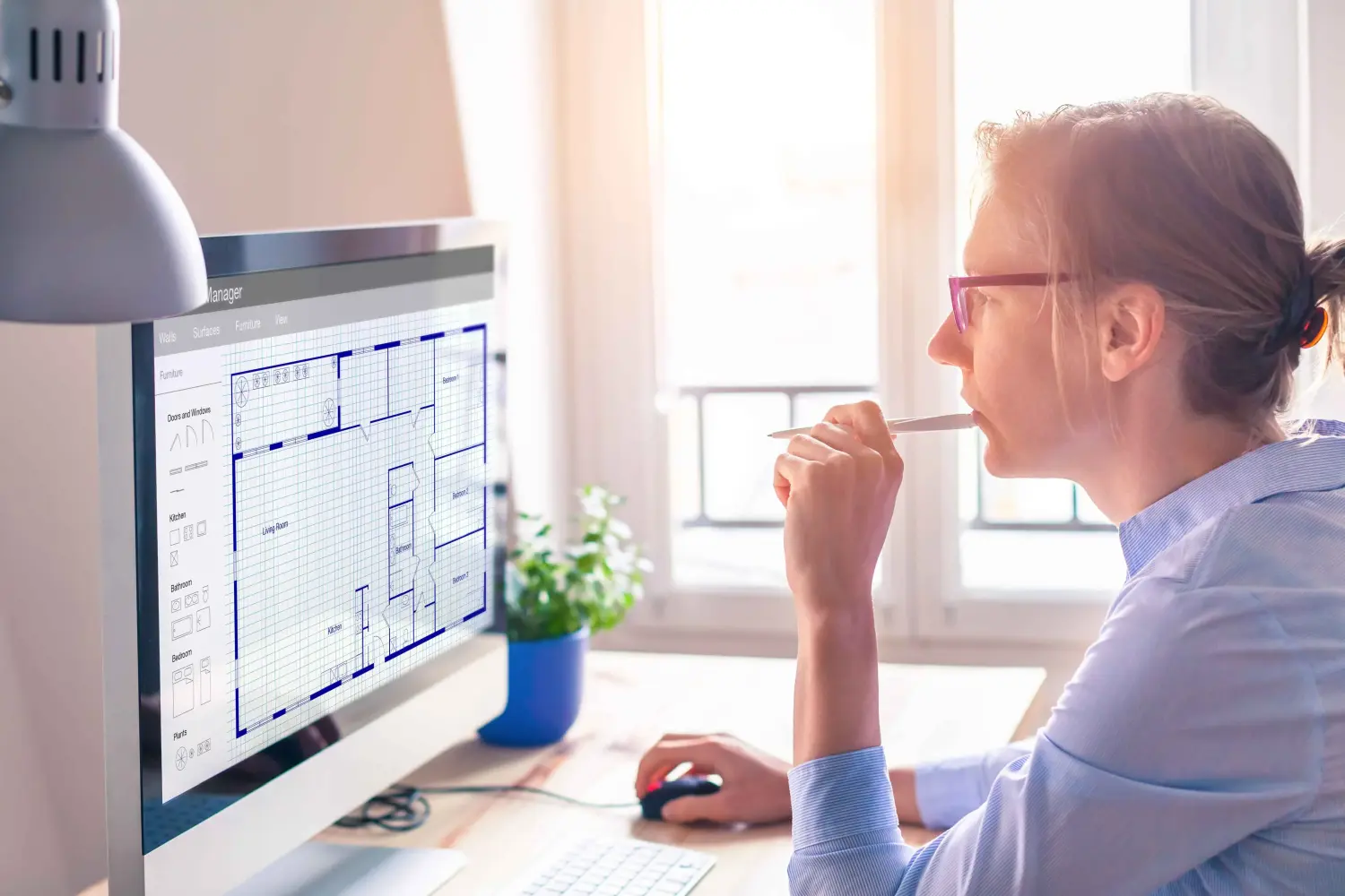 Architekt entwirft Grundrissskizze am Computer, Architektur